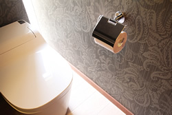 ペーズリーをあしらった、一階のシックなお手洗いスペースは、リゾートホテルのお手洗いの様な雰囲気