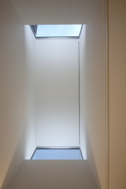 必要な場所に開口した窓の一連の繋がりが、空間に縦の回遊性を生み出す。