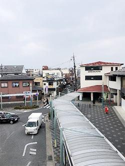 駅のロータリー付近